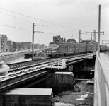 154977 Afbeelding van een electrisch treinstel mat. 1954 (Plan P) van de N.S. over de (oude) spoorbrug over de ...